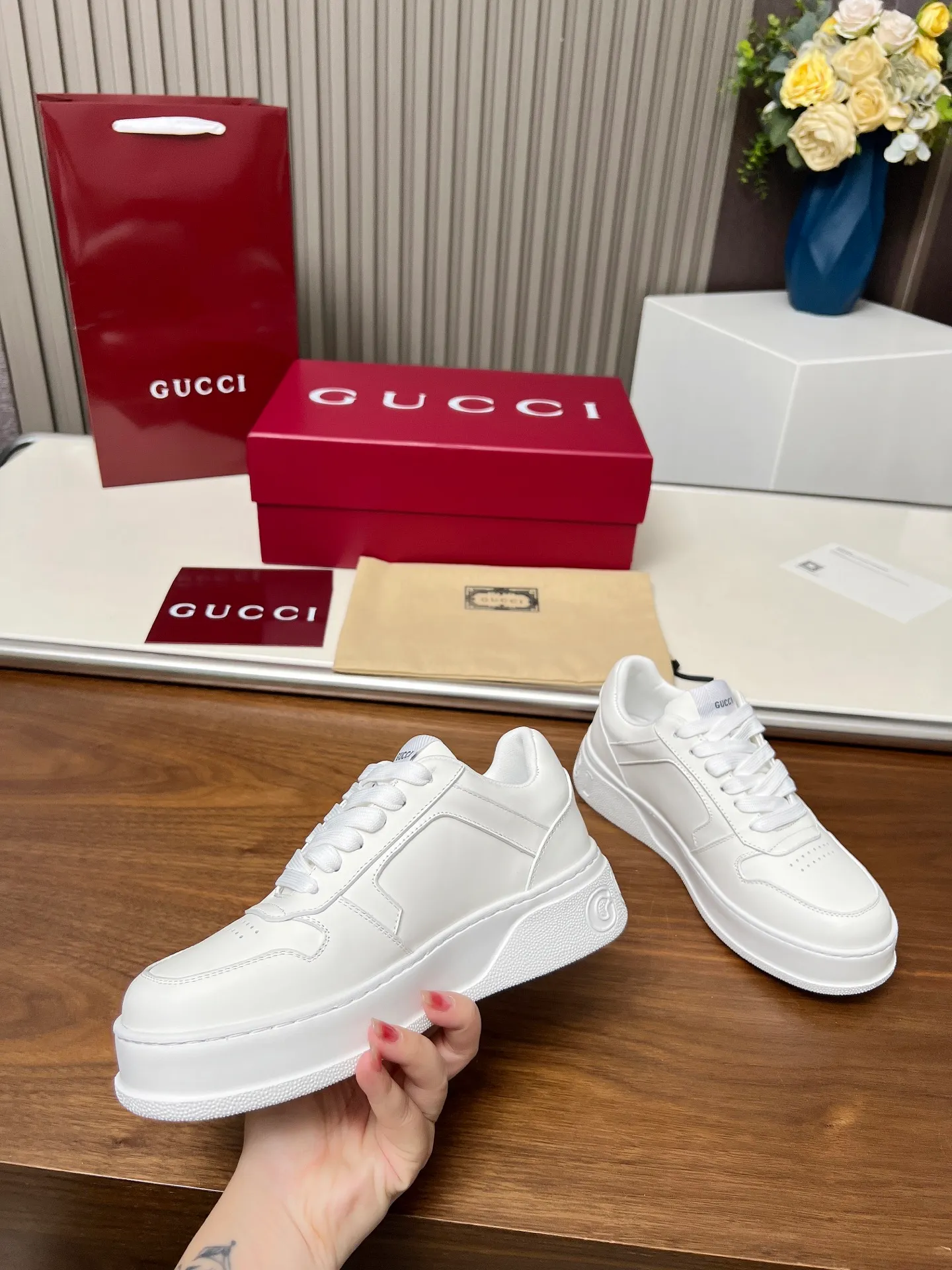 👟👟Ex-factory price 560👟👟Gucci casual sneakers, top version! Oil edge craftsmanship🌸🌸🌸1:1 reproduction. New model for early spring, creating a perfect style💣💣💣street style🔥🔥🔥Cool and stylish C-position fashionable outfit with retro and futuristic feel🌹🌹🌹Classic shoe shape, showing exquisite texture! Open mold to customize high-density outsole. Comes fully packaged. Size: Female 35-46. Fabric: Imported cowhide...men and women